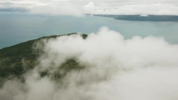 Drone Panning Aerea Intorno Isola Foresta Tropicale Sopra Nuvole — Video Stock