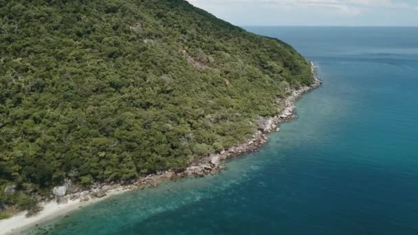 Drone Lucht Stijgt Pannen Naar Beneden Een Tropisch Eiland Met — Stockvideo