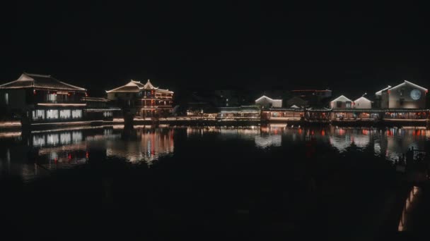 Китайские Дома Освещены Ночью Отражение Огней Воде Статический — стоковое видео