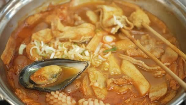 Близко Корейскому Супу Кимчи Кальмарами Мидиями Рыбным Тофу Рыбной Лапшой — стоковое видео