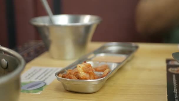 韓国料理店で韓国キムチを選ぶために箸を使用している間に近いです 朝鮮の伝統料理を味わう — ストック動画