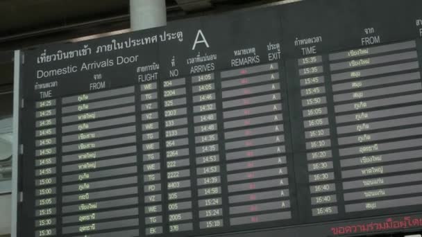 Información Vuelo Aeropuerto Suvarnabhumi Con Muchos Pasajeros Comprobando Vuelo — Vídeos de Stock