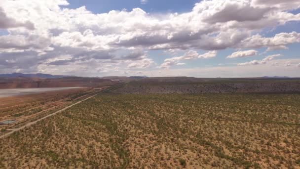 ピマ鉱山はツーソンの南 アリゾナ州グリーンバレーに杭を打ちます 空中ドローンのパンニングショット — ストック動画