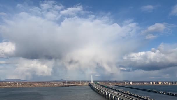 Kanada Champlain Köprüsünde Yoğun Trafik Zaman Atlaması Olan Bulutlar Hareket — Stok video
