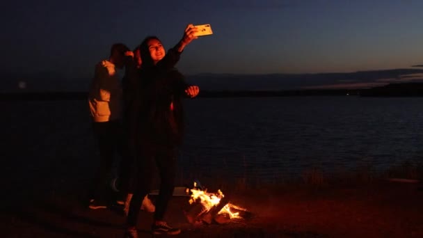 Tre Vänner Dansar Och Sjunger När Filmar Video — Stockvideo