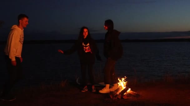Prieteni Agățați Sărind Peste Foc Tabără — Videoclip de stoc