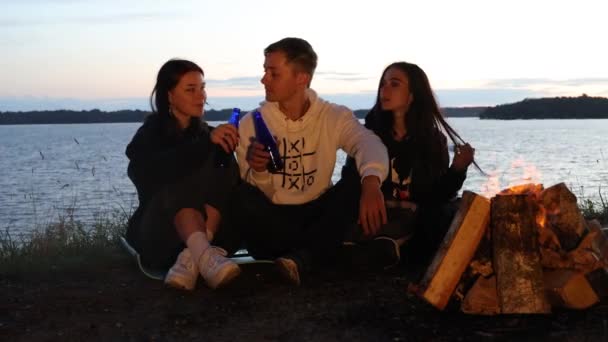 Három Barát Tábortűz Mellett Egy Előtt Esténként — Stock videók