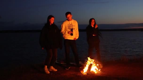 Tiga Teman Menikmati Malam Musim Panas Depan Api Unggun Malam — Stok Video