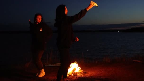 Două Prietene Dansează Noaptea Fața Unui Foc Tabără Timp Filmează — Videoclip de stoc
