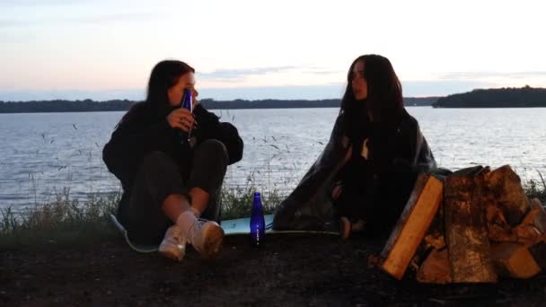 Două Prietene Stând Jos Vorbind Lângă Foc Tabără — Videoclip de stoc