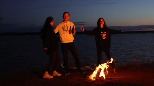 Grup Prieteni Dansând Cântând Lângă Foc Tabără Noaptea Vară — Videoclip de stoc