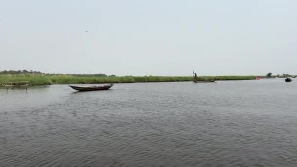 Lokal Fiskare Vid Sjön Nokou Afrika Sett Från Rörlig Båt — Stockvideo
