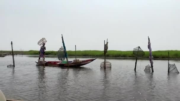 2017 Local Waving Hand Camera Standing Wooden Boat Fishing Lake — 비디오