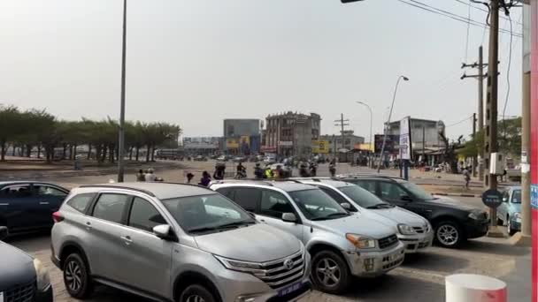 Upptagen Motorcykel Trafik Och Parkerade Bilar Roundabout Cotonou — Stockvideo