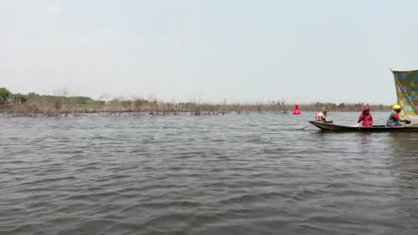 Gli Abitanti Del Villaggio Cavalcano Una Barca Attraverso Lago Nokoue — Video Stock