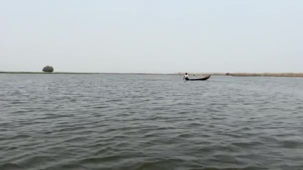 Gölde Net Balıkçılık Teknesinde Afrikalı Balıkçı — Stok video