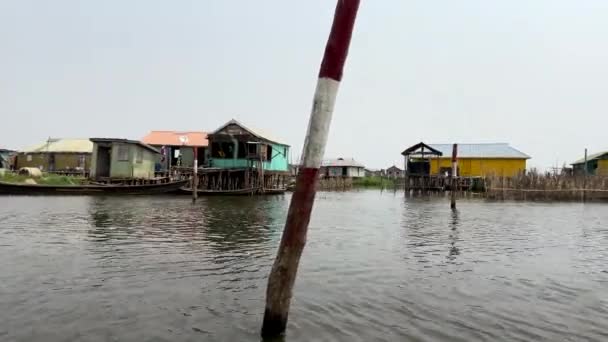 Stelzenhäuser Dorf Ganvie See Gesehen Während Einer Bootsfahrt Echtzeit — Stockvideo