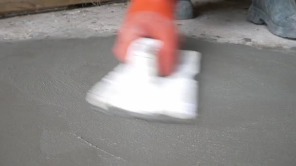 Schwebender Beton Von Hand Mit Weißer Styroporkelle Großaufnahme — Stockvideo