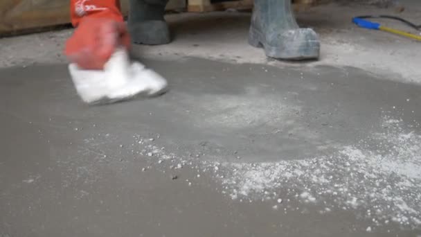 Concreto Flotante Mano Con Paleta Poliestireno Blanco Cerca — Vídeo de stock