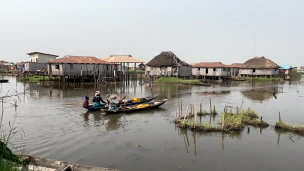 Nokou Gölü Kıyısındaki Ganvi Stilt Köyündeki Tahta Teknede Afrikalı Nsanlar — Stok video