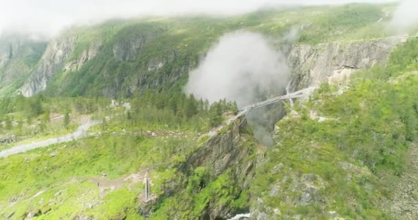 Estrutura Ponte Aço Com Turistas Cruzam Cânion Sobre Vringsfossen Drone — Vídeo de Stock