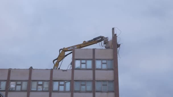 Grande Escavatore Lentamente Distruggendo Grande Vecchio Edificio Sovietico — Video Stock