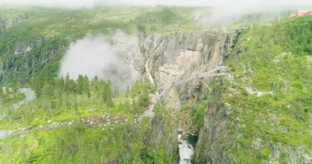 Persone Che Camminano Ponte Acciaio Attraversando Canyon Vringsfossen Drone — Video Stock