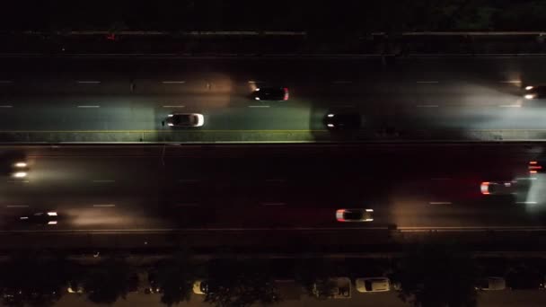 Zdjęcia Nocy Nad Korkami Ciemnej Autostradzie Kamera Drona Przechyliła Się — Wideo stockowe