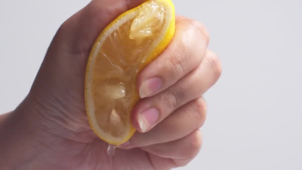 Γυναικείο Χέρι Συμπιέζει Φρέσκο Φυσικό Χυμό Από Λεμόνι Βιταμίνες Και — Αρχείο Βίντεο