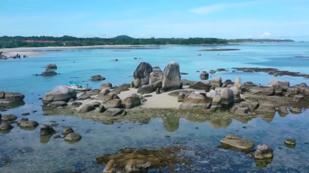 Antenn Stora Stenblock Stenar Vit Sandstrand Vid Lågvatten Belitung Indonesien — Stockvideo