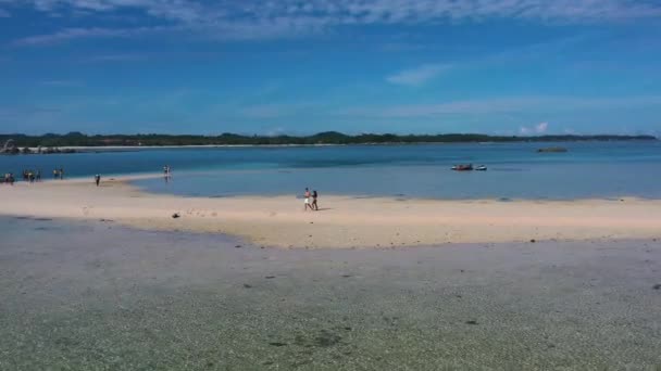 Pareja Turistas Caminando Playa Arena Blanca Arenero Océano Tropical Belitung — Vídeos de Stock
