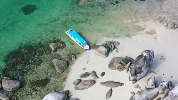 Topo Aéreo Para Baixo Barco Indonésio Ancorado Costa Praia Areia — Vídeo de Stock