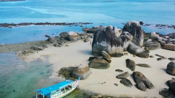 印度尼西亚Belitung的热带岛屿白色沙滩上的年轻女孩 岛上有巨大的岩石 — 图库视频影像