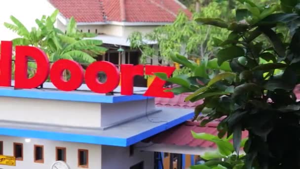 Rembang Indonesien September 2022 Neonbox Der Beliebten Hotelkette Reddoorz — Stockvideo
