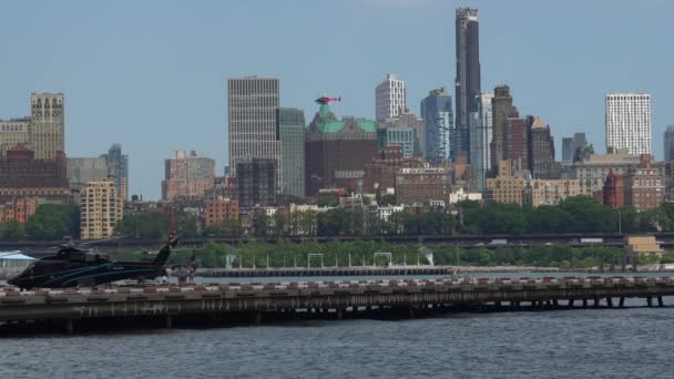Вертоліт Приземляється Платформі Манхеттені Нью Йорк — стокове відео