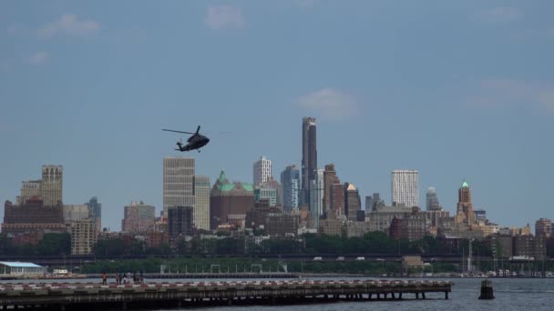 Helikopter Manhattan New York Bir Platforma Indi — Stok video