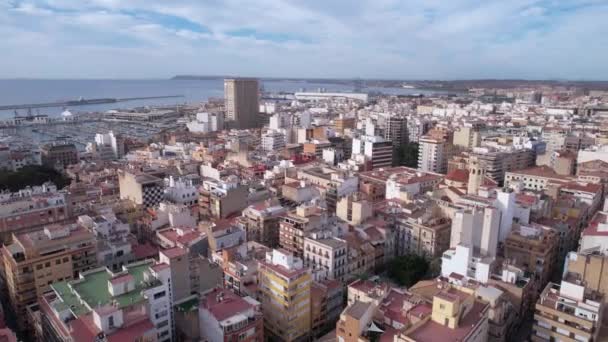 スペインのアリカンテ 晴れた夏の朝の都市景観 建物やウォーターフロントの空中ビュー ドローンショット — ストック動画
