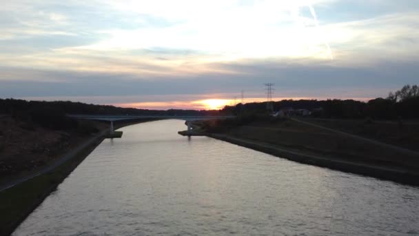 Silhouette Einer Brücke Über Den Albertkanal Bei Limburg Drohnenaufnahme Aus — Stockvideo