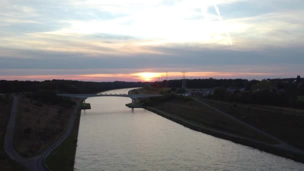 Goldener Glühender Sonnenuntergang Über Albertkanal Und Eisenbahnbrücke Luftaufnahme — Stockvideo