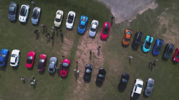 在英国东约克郡弗兰伯勒头市弗兰伯勒总部灯塔旁边的停车场 一排五颜六色奢华的英国超级小汽车 空中升空 旋转射击 — 图库视频影像