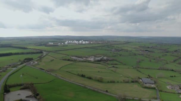 英格兰北约克郡哈罗盖特附近的皇家空军门诺山站周围的绿地 空中升空 — 图库视频影像