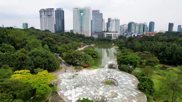 在吉隆坡市中心令人叹为观止的Perdana植物园上空的空中飞行 — 图库视频影像
