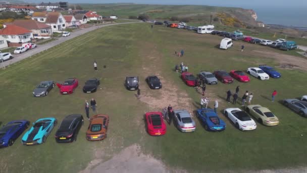 Aerial Drone Panning Shot Rows Supercars Parking Flamborough Head Lighthouse — Vídeos de Stock