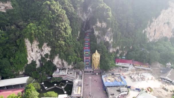 Вращающаяся Аэросъемка Большой Золотой Статуи Пещер Бату Куала Лумпуре Малайзия — стоковое видео