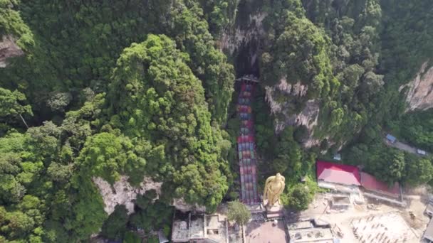 Sebuah Gambar Drone Dari Patung Dewa Murugan Dan Pintu Masuk — Stok Video