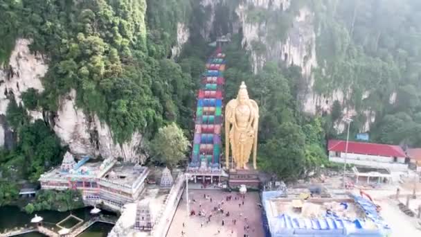 马来西亚巴图洞穴印度教庙宇无人机滑向楼梯和金色雕像 — 图库视频影像