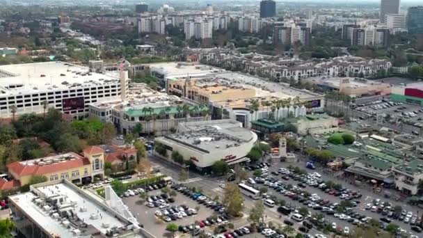 カリフォルニア州ロサンゼルスのグローブ モールとファーマーズ マーケット 複雑で周辺地域の空中の景色を見下ろす — ストック動画