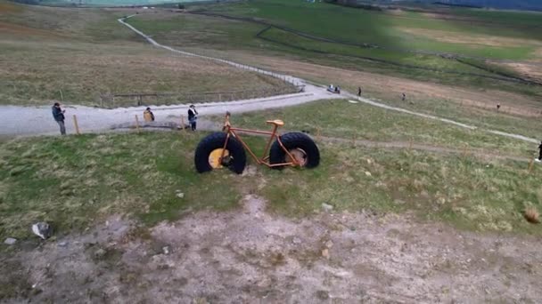 Turisták Hanson Aggregates Kőfejtőnél Nagy Kerékpárszobrokkal Harrogate Ben Észak Yorkshire — Stock videók