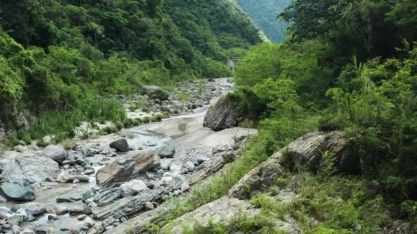 ドミニカ共和国のプレサ アグアカテ貯水池近くのニザオの干ばつ川を明らかにします 空中傾斜計 — ストック動画