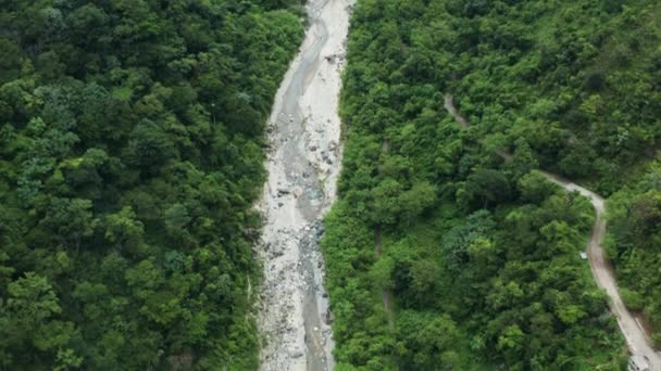 ドミニカ共和国サン クリストバルの濃密厚い山々の中でプレサ アグアカテとニザオ川 空中ドローンショット — ストック動画